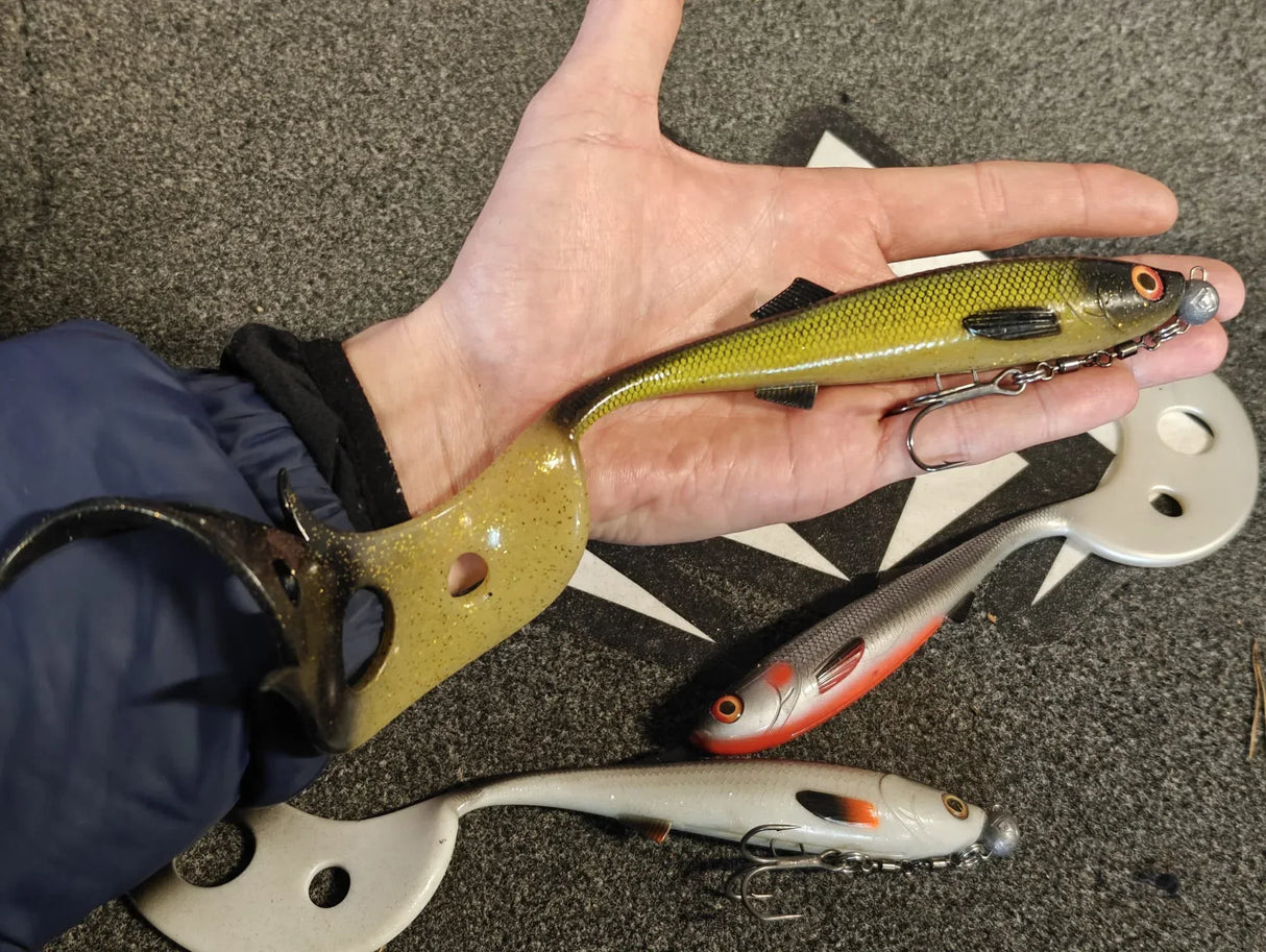Mikado Sicario Pike Tail 24 cm jigi - Happy Angler