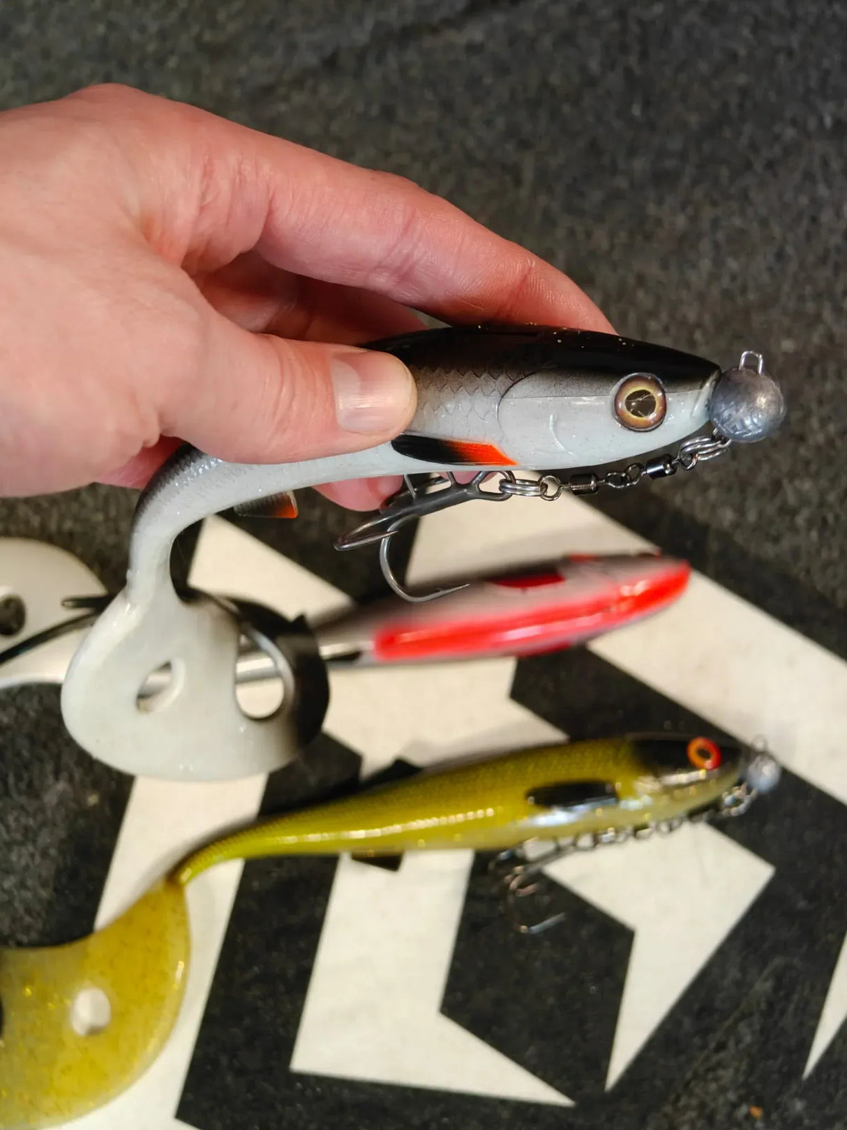 Mikado Sicario Pike Tail 24 cm jigi - Happy Angler