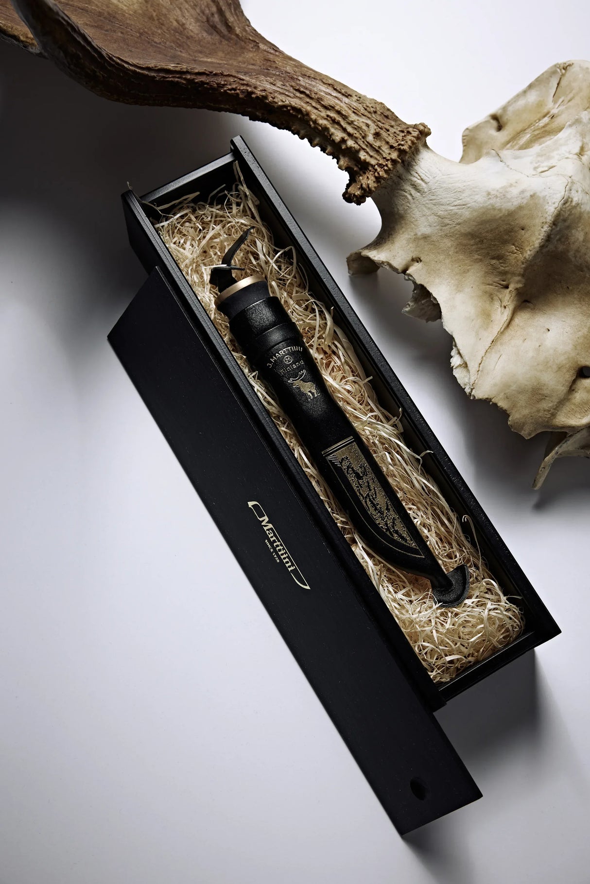 Marttiini Hirvi Black puukko lahjalaatikossa - Happy Angler