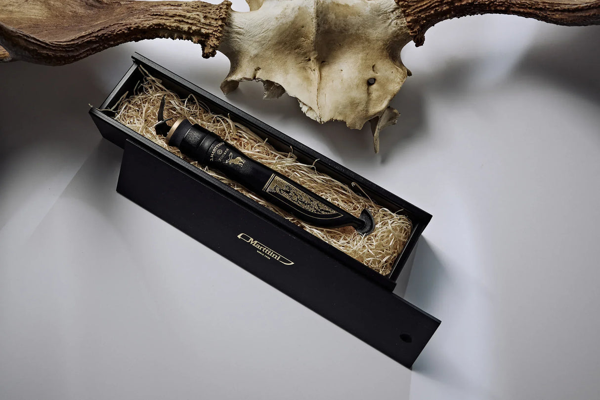 Marttiini Hirvi Black puukko lahjalaatikossa - Happy Angler