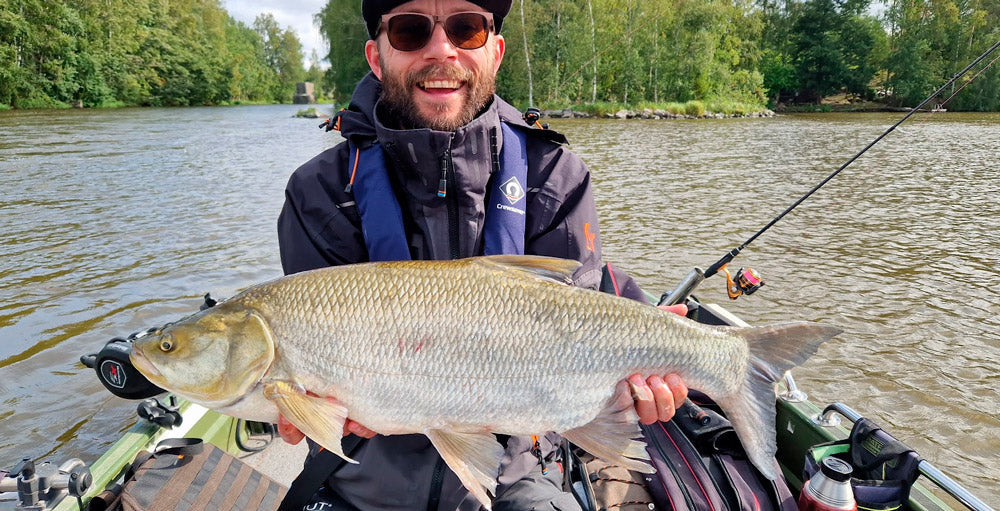 Aurinkolaseilla silmät suojaan auringon UV-säteiltä ja koukuilta! - Happy Angler