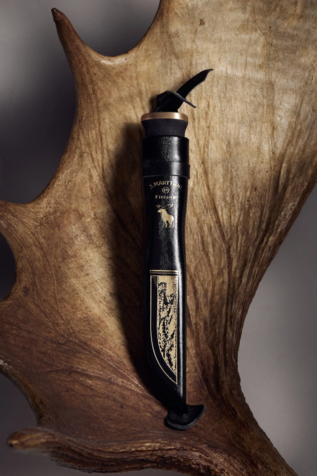 Marttiini Hirvi Black puukko lahjalaatikossa - Happy Angler